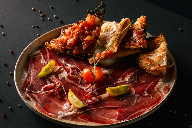 Al Tapas Perpignan aux Halles Vauban, charcuterie ibérique et pan con tomate