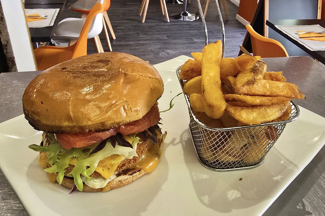 Au coin gourmand Perpignan • Restaurant fait maison et Tapas. Ici un burger maison ( ® facebook au coin gourmand)
