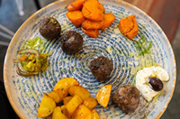 Hibou bistro grec Perpignan • Restaurant grec Perpignan • boulettes de boeuf aux légumes rôtis Hibou bistro grec Perpignan • Restaurant grec Perpignan • boulettes de boeuf aux légumes rôtis