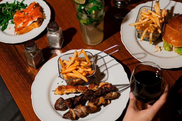 La Table des Secrets Perpignan • Restaurant immersif Magie • Brochettes ©photo Justine Berenguel