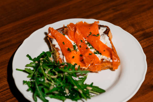 BRIOCHE PERDUE À LA TRUITE SAUMONÉE FUMÉE AU RESTAURANT LA TABLE DES SECRETS À PERPIGNAN