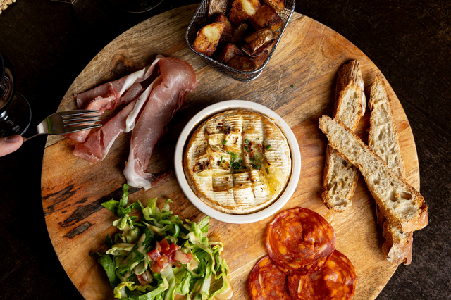 CAMEMBERT RÔTI ET CHARCUTERIE RESTAURANT LA TABLE DES SECRETS À PERPIGNAN