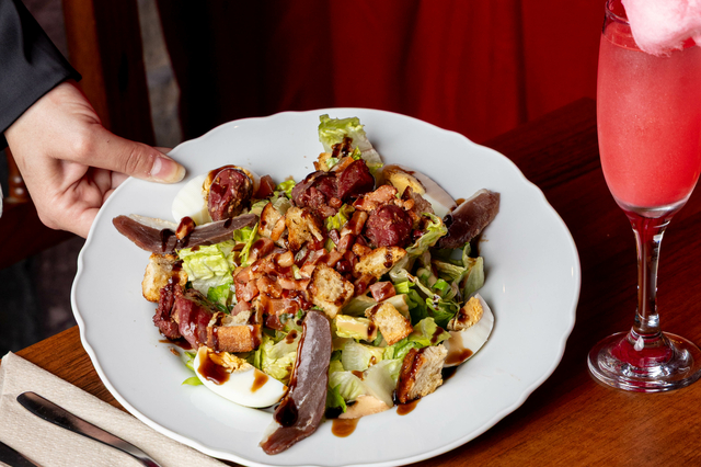 SALADE GOURMANDE MAGRET ET GÉSIER DE CANARD RESTAURANT LA TABLE DES SECRETS À PERPIGNAN