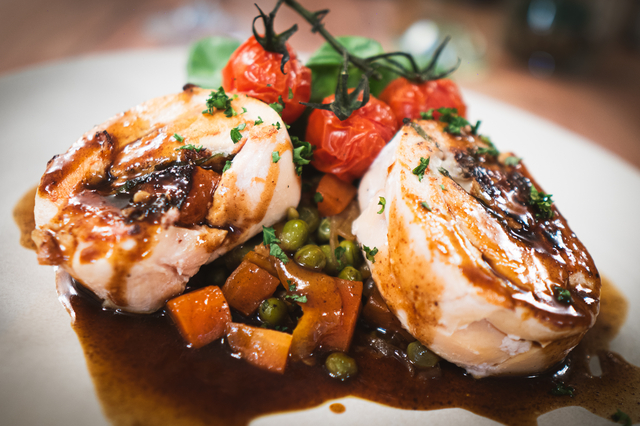BALLOTINE DE POULET AUX TOMATES CONFITES, MANCHEGO & BASILC, JUS THYM MIEL, POELEE DE LEGUMES