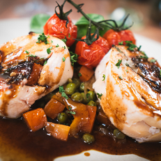 BALLOTINE DE POULET AUX TOMATES CONFITES, MANCHEGO & BASILC, JUS THYM MIEL, POELEE DE LEGUMES