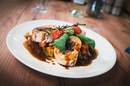 BALLOTINE DE POULET AUX TOMATES CONFITES, MANCHEGO & BASILC, JUS THYM MIEL, POELEE DE LEGUMES