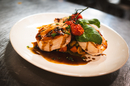 BALLOTINE DE POULET AUX TOMATES CONFITES, MANCHEGO & BASILC, JUS THYM MIEL, POELEE DE LEGUMES