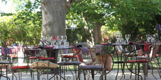 Tables en terrasse de l'Auberge du Mas de Chabry à perpignan (crédits photos:networld-S.Delchambre)